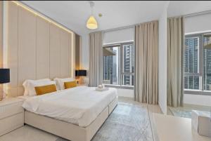 Ένα ή περισσότερα κρεβάτια σε δωμάτιο στο Luxury Burj Khalifa & Fountain View Apartments Steps to Dubai Mall by Simply Comfort +17 φωτογραφίες