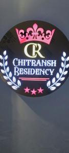 ChhatikaraにあるChitransh Residencyの王冠が乗った誕生日ケーキ