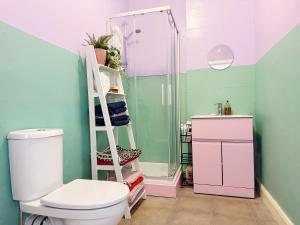 Baño con una escalera junto a un aseo y una ducha en Quirky Apartment Close to town centre and FREE parking, en Cheltenham 17 fotos más