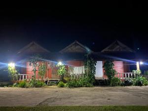Taman di luar Phonyeng Guest house
