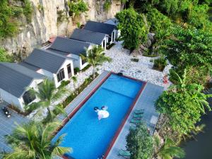 Una vista aérea de una piscina en un complejo turístico. en Foresta Trang An - Ninh Binh Homestay, en Ninh Binh 6 fotos más