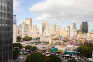Blick auf eine Stadt mit hohen Gebäuden in der Unterkunft 360 Centro Metrô Uruguaiana By SUHCasa in Rio de Janeiro