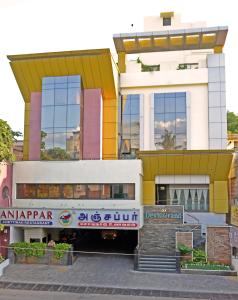 een gebouw met een trein ervoor bij Devis Grand in Pondicherry