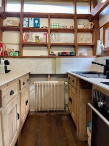 Η κουζίνα ή μικρή κουζίνα στο Magnifique Chalet Avec Vue Panoramique sur le Lac Léman +31 φωτογραφίες