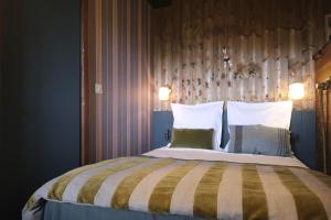 Ένα ή περισσότερα κρεβάτια σε δωμάτιο στο Magnifique Chalet Avec Vue Panoramique sur le Lac Léman