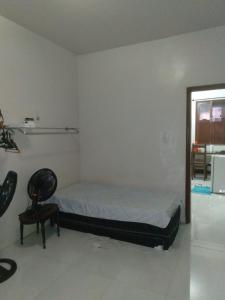 a bedroom with a bed and a chair in it at Apartamento 2 quartos no centro de Belém próximo de tudo in Belém