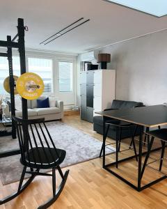 ein Wohnzimmer mit Esstisch und eine Küche in der Unterkunft City center apartment with sauna & rooftop terrace in Pori