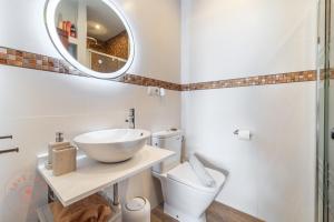 une salle de bain avec un lavabo et des toilettes dans l'établissement Casa Mia in Nerja - Take Care Malaga, à El Molino 15 autres photos