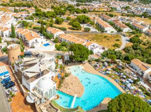 une vue aérienne d'un complexe hôtelier avec piscine dans l'établissement Casa Mia in Nerja - Take Care Malaga, à El Molino