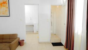 a living room with a couch and a mirror at Keur Maï in Dakar