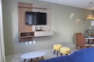 un soggiorno con una TV a parete di Mer Bleue du Français a Marechal Deodoro