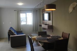 un soggiorno con un tavolo e una sala da pranzo di Mer Bleue du Français a Marechal Deodoro