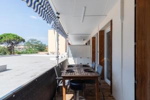 - une longue table sur le balcon d'un bâtiment dans l'établissement Au coeur de Juan Les Pins L'Empire 8 couchages, à Antibes 2 autres photos