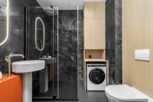 a bathroom with a washing machine in a shower at Sarbinove City Apartments in Sarbinowo +145 photos