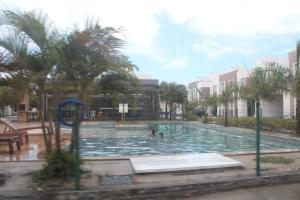 una piscina con due persone in acqua di Mer Bleue du Français a Marechal Deodoro