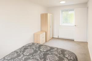 a bedroom with a bed and a window at Cosy 3 Bed House, Decked Garden, Free Parking in Central Station