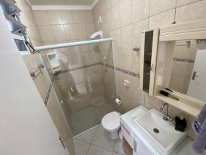 un bagno con doccia, WC e lavandino di Cód 129 - Casa aconchegante com sinuca a 300m do mar a Governador Celso Ramos Altre 46 foto