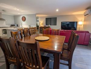 Η κουζίνα ή μικρή κουζίνα στο Spacious 4x2 Southwest Gem Perfect for Two Families, Steps from Top Attractions with Fun Spaces for Kids, separate areas for Adults and Big Savings