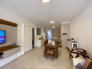 un soggiorno con cucina e sala da pranzo di Cód 129 - Casa aconchegante com sinuca a 300m do mar a Governador Celso Ramos