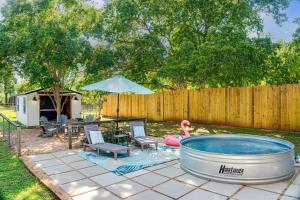 Un patio trasero con jacuzzi y un flamenco rosado. en Memories on Mulberry- Hot Tub Game Room Fire Pit, en Fredericksburg