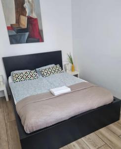 Giường trong phòng chung tại Strefa Mariacka - D a m r o t a Residence