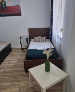 Giường trong phòng chung tại Strefa Mariacka - D a m r o t a Residence