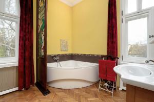 Ένα μπάνιο στο Studio in historical Tiffany Villa with Garden by Noclegi Renters