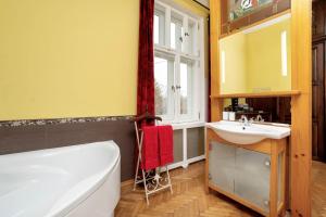 Ένα μπάνιο στο Studio in historical Tiffany Villa with Garden by Noclegi Renters