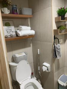 Koupelna v ubytování Studio with Balcony plus City View at Inspiria with Fast WiFi & Free Netflix