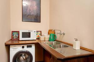 Η κουζίνα ή μικρή κουζίνα στο Studio in historical Tiffany Villa with Garden by Noclegi Renters