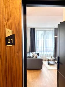 ein Wohnzimmer mit einer Couch vor einem Fenster in der Unterkunft New Apartment Moderna SPA&FUN Zlatibor Centar in Zlatibor