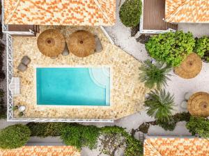an overhead view of a swimming pool in a resort at Botanique Bungalows Westpunt in Sabana Westpunt