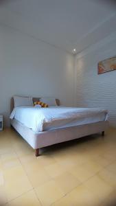 ein Schlafzimmer mit einem großen Bett in einem Zimmer in der Unterkunft D'Villa in Uluwatu