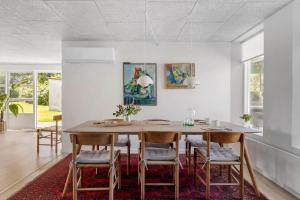 Un comedor con mesa y sillas de madera. en LN2027-Hjorring-Mollebakkevej-235-A, en Vester Vidstrup
