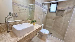 Et badeværelse på Edifício Barcelona + 15 billeder