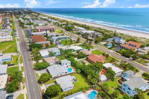 una vista aerea di una spiaggia con case e l'oceano di 921 S Orlando Ave a Cocoa Beach