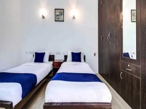 Кровать или кровати в номере Hotel O Kaligambal illam