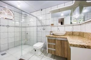 un bagno con wc, lavandino e doccia di cód 164 - Casa de Praia com Piscina a Governador Celso Ramos
