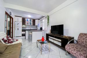 un soggiorno con un divano e un tavolo di cód 164 - Casa de Praia com Piscina a Governador Celso Ramos