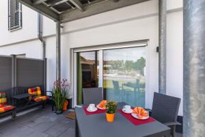 LeutesdorfにあるPunkt15 - Modern - Rollstuhlgerechtのテーブルと椅子とプールのあるパティオ