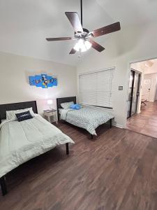 Un dormitorio con dos camas y un ventilador de techo. en Luxury Condo in the Heart of BR, en Baton Rouge