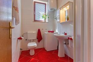 un bagno bianco con un water e un lavandino di Nada in Vinkuran (Haus für 8 Personen) a Pola (Pula) Altre 18 foto