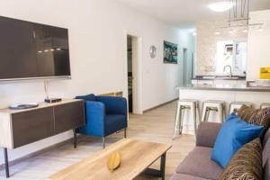 a living room with a couch and a kitchen at La Vega de Mary in Arrecife
