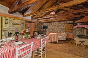 TV a/nebo společenská místnost v ubytování Erisa in Trošti (Haus für 6 Personen)