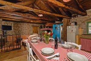 TV a/nebo společenská místnost v ubytování Erisa in Trošti (Haus für 6 Personen)