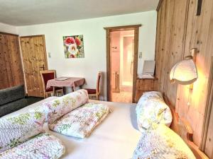 - un salon avec un lit et des oreillers dans l'établissement Apartment Wiesenhof-2 by Interhome, à Längenfeld