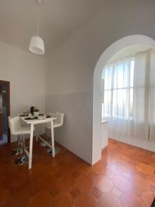 Un comedor con una mesa y un arco. en Casa Vacanza Gioia, en Pompeya