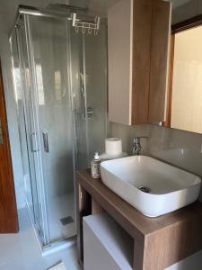 Un baño con lavabo blanco y ducha en Casa Vacanza Gioia, en Pompeya 8 fotos más