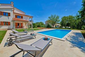 a villa with a swimming pool and a house at Villa Theresa in Ližnjan (Haus für 12 Personen) in Ližnjan