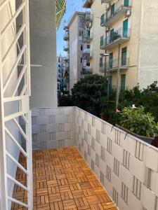 Una valla blanca y una escalera en un balcón. en Casa Vacanza Gioia, en Pompeya